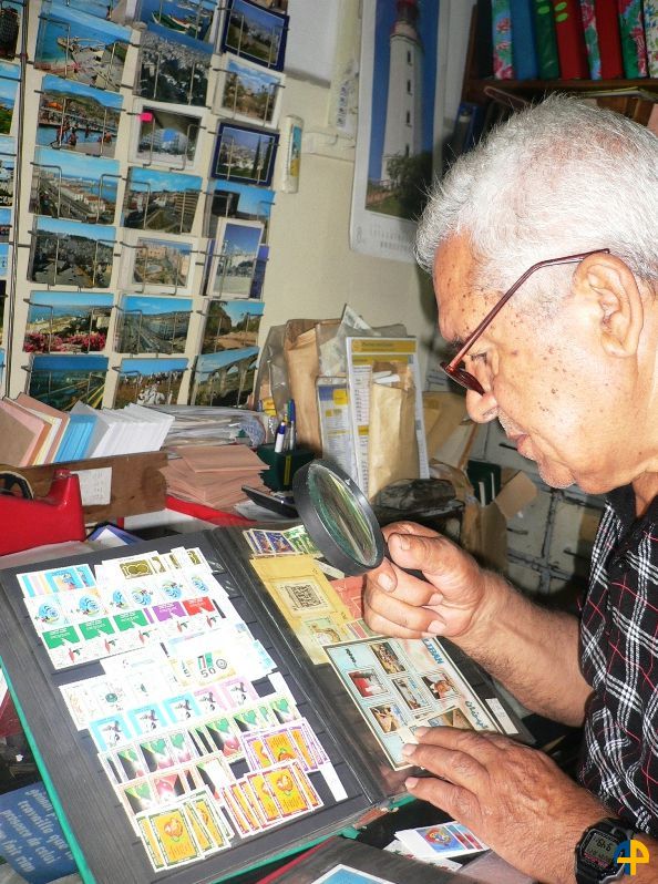 العروي صاحب اقدم محل لجمع الطوابع البريدية والبطاقات القديمة في الجزائر