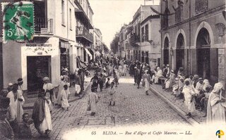 شارع الجزائر و مقاهي عربية
