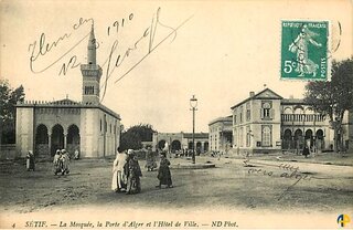 La mosquée, la porte d'Alger et l'hôtel de ville
